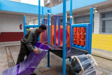 Foto de El Municipio de Lanús avanzó con la instalación de nuevos juegos en los centros educativos