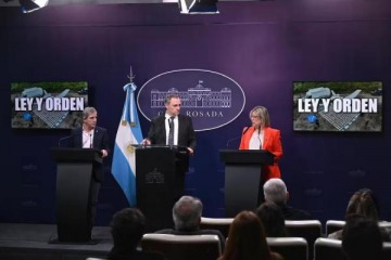 Foto de Adorni brindó una conferencia de prensa con Caputo y Monteoliva, pero sin responder preguntas sobre la causa judicial