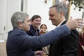 Foto de Caputo se sumó al blindaje de Adorni: “Nadie va a dejar de invertir por su declaración jurada”