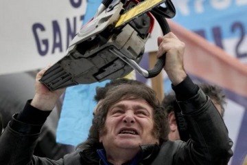 Foto de Motosierra: en el marco de la cuarta marcha federal universitaria, el Gobierno sumó más recortes ciencia y educación