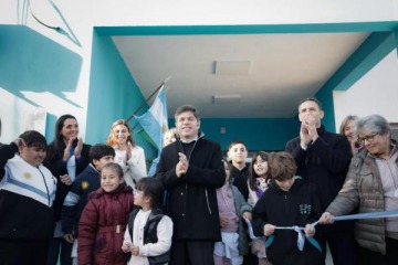 Foto de Kicillof inauguró una escuela en San Vicente a metros de una secundaria frenada por Milei