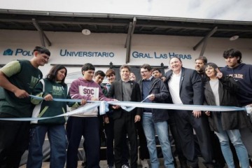 Foto de Kicillof inauguró el Polo Universitario de General Las Heras y entregó netbooks a estudiantes del distrito
