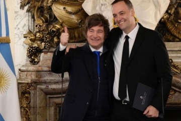 Foto de Milei recibió a Adorni en Olivos: "monitoreo de gestión" para disimular la crisis
