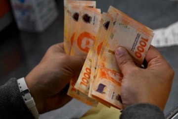 Foto de Encuesta: 7 de cada 10 trabajadores argentinos gastan su sueldo en menos de 14 días para cubrir necesidades básicas
