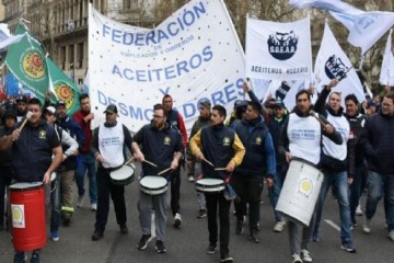 Foto de Tras una oferta salarial del 0%, aceiteros fueron al paro y el Gobierno dictó conciliación obligatoria