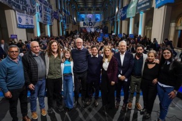 Foto de Kicillof: "No hay futuro posible en nuestra Nación si se abandona la salud del pueblo"