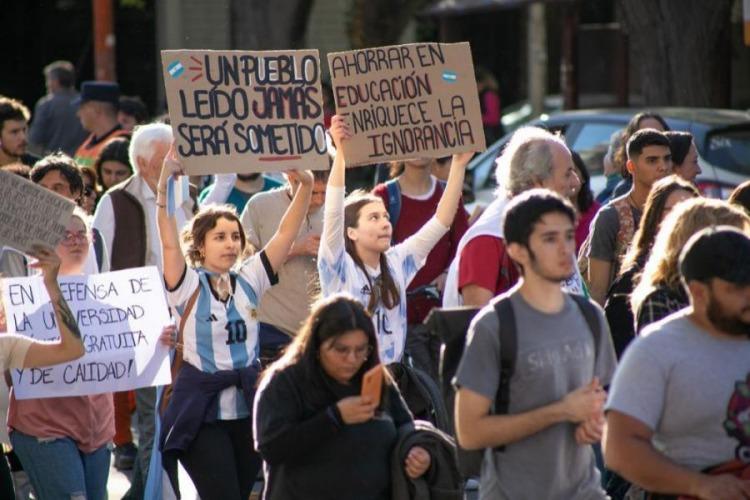 Universidades marchan a la Corte Suprema para exigir el cumplimiento de la Ley de Financiamiento