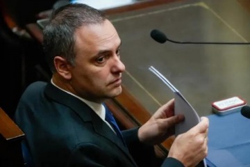 Foto de Adorni presentó su declaración jurada y reconoció que guardó U$S506.000 "en negro"