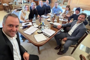 Foto de Adorni reunió a la mesa política y anunció que irá al Congreso el mes que viene para presentar el informe de gestión