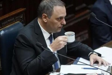 Crece la presión sobre Adorni: la oposición busca interpelarlo mientras anuncia su informe ante el Senado