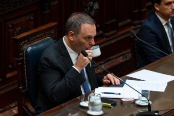 Foto de El día que le cortaron la luz Adorni por falta de pago, aunque ya "había encontrado el pendrive" y era multimillonario