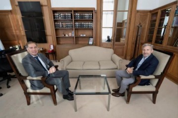 Foto de Santilli sale a buscar apoyos para la reforma electoral y suma a Frigerio a la mesa de negociación