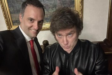 Foto de En otra demostración de respaldo, Milei volverá a mostrarse con Adorni en el acto por el Día de la Bandera en plena causa por enriquecimiento ilícito
