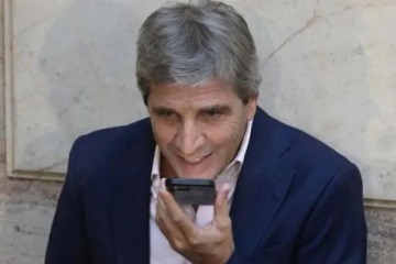 Foto de Luis Caputo difundió una fake news sobre el Mundial 2026, tuvo que retractarse y quedó expuesto en las redes