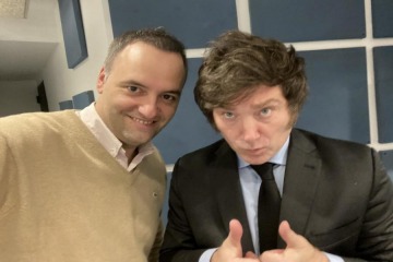 Foto de En medio de la presión para que Adorni deje su cargo, Milei lo recibió en Olivos