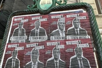 Foto de Aparecieron afiches contra la Corte y en apoyo a Cristina frente a Tribunales
