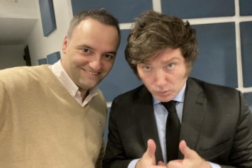 Foto de Desde España, Milei defendió a Adorni pero afirmó que si la Justicia lo declara culpable lo “eyecta de una patada”