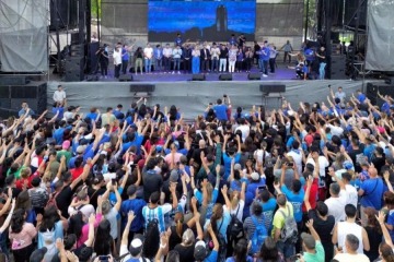 Foto de Estudio señala que 1 de cada 3 jóvenes no tiene religión y que los evangélicos fueron el voto clave de Milei en 2023
