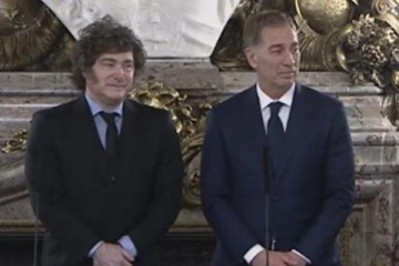 Foto de Santilli desembarcó en la Jefatura de Gabinete y Milei abrazó a Adorni en plena investigación