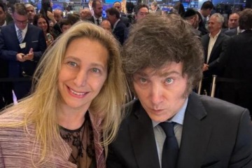 Foto de Javier y Karina Milei reúnen legisladores de La Libertad Avanza tras la salida de Adorni para reordenarse de cara al 2027