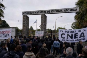 Foto de El ajuste de Milei avanza: denuncian casi 350 despidos y protestan contra el desmantelamiento de la CNEA