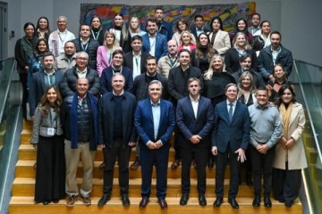 Foto de Llaryora, Asinelli y Achával dialogaron sobre educación y desarrollo junto a referentes de América Latina