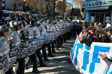 Foto de Fuerte represión de la Policía porteña a científicos de la CNEA tras los despidos masivos