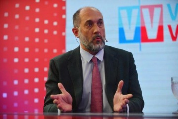 Foto de Polémica en Córdoba: el ministro de Economía realizó un viaje oficial con su esposa y lo comparan con Adorni