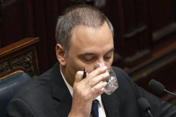 Foto de Adorni con prohibición de salida del país y la Justicia tras su historial cripto: la causa que no para