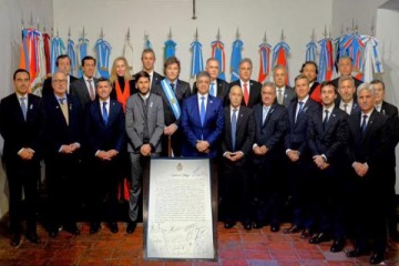 Foto de La ausencia de 12 gobernadores en la vigilia por el Día de la Independencia complica la foto que esperaba Milei