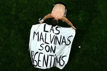 Foto de La verdadera historia tras la bandera de Malvinas que mostró la Selección Argentina