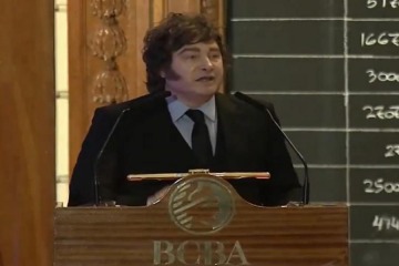 Foto de Ni los empresarios bancan más: Milei se peleó con un ingeniero que lo cruzó por “mentir” en la Bolsa de Comercio