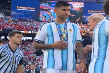 Foto de Mundial 2026: Cuti Romero esquivó el saludo de Donald Trump durante la premiación