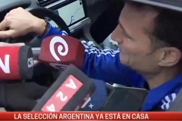 Foto de "Leo no se va": el emocionante recibimiento a Scaloni en Pujato y una frase que ilusiona a todo un país