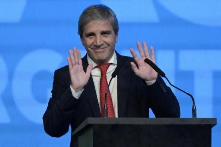 Luis Caputo: "Tener los dólares bajo el colchón es un muy mal negocio"