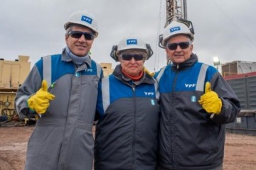Foto de Con el mameluco de YPF, Georgieva visitó Vaca Muerta junto a Caputo