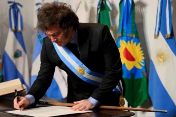 Foto de Milei endurece la política migratoria: habilitó la expulsión de extranjeros por agravios contra la Argentina