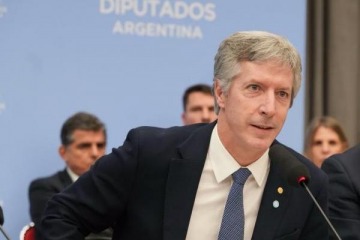 Foto de Santiago Bausili contó que aún "no se levantará el cepo" y descartó auxiliar a las familias con deudas al asegurar que "no preocupa"