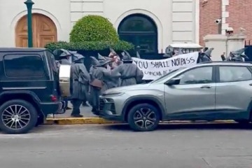 Foto de Una docena de Gandalfs escrachó a Peter Thiel frente a su casa por su inversión en Vaca Muerta