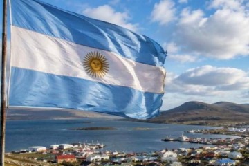 Foto de Malvinas: una bandera argentina volvió a flamear en las islas después de 44 años