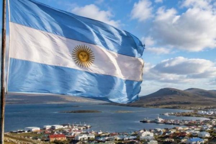 Malvinas: una bandera argentina volvió a flamear en las islas después de 44 años