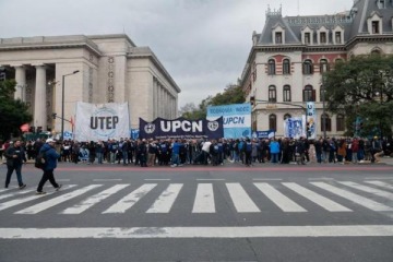 Foto de Marcha de los endeudados: la CGT, las dos CTA y la UTEP se movilizaron al Ministerio de Economía contra el ajuste