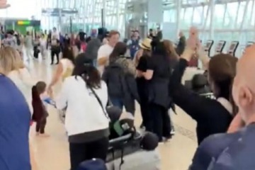 Foto de ¿Milei no hace nada?: Más de 400 pasajeros quedaron varados en Brasil tras una falla en un vuelo de Plus Ultra