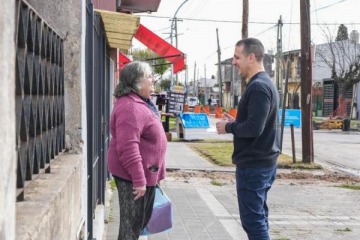 Foto de Julián Álvarez supervisó el avance de las obras de pavimentación en el barrio Villa Obrera