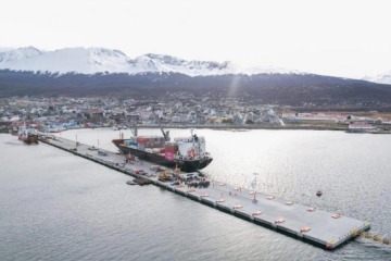 Foto de Un buque inglés amarró en puerto argentino: qué hay detrás de la operación habilitada por el Gobierno