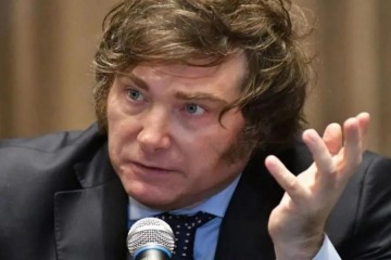 Foto de Milei suma rechazo internacional: en París, políticos, intelectuales y artistas buscan declararlo persona no grata