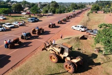 Foto de Yerbateros preparan una protesta durante la visita de Milei a Misiones por el impacto del ajuste en la producción