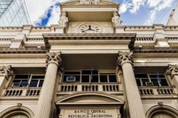 Foto de Caputo mueve u$s2.000 millones para darle más herramientas al BCRA y contener el dólar