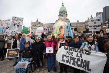 Foto de Jornada de protestas: personas con discapacidad, jubilados y endeudados marchan al Congreso