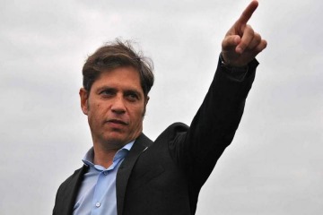 Foto de Kicillof se diferencia de Milei y desembarca en Misiones para recorrer una cooperativa yerbatera